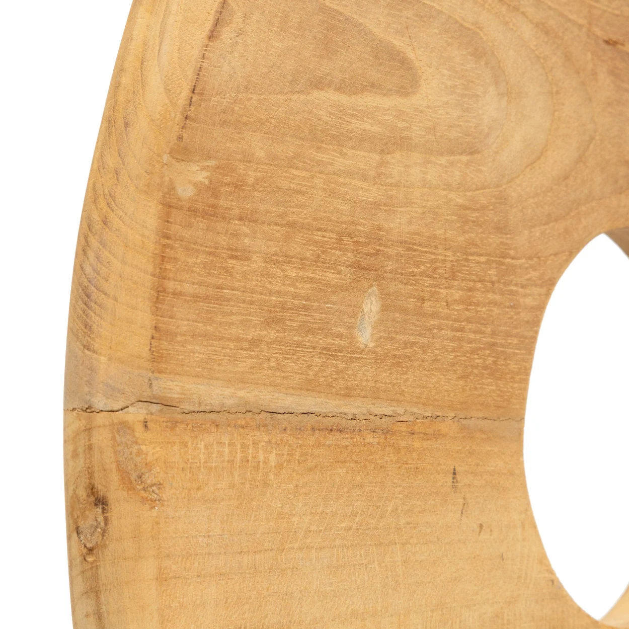 Surface en teck naturel avec fissure et trou circulaire, sur socle noir, H50 cm