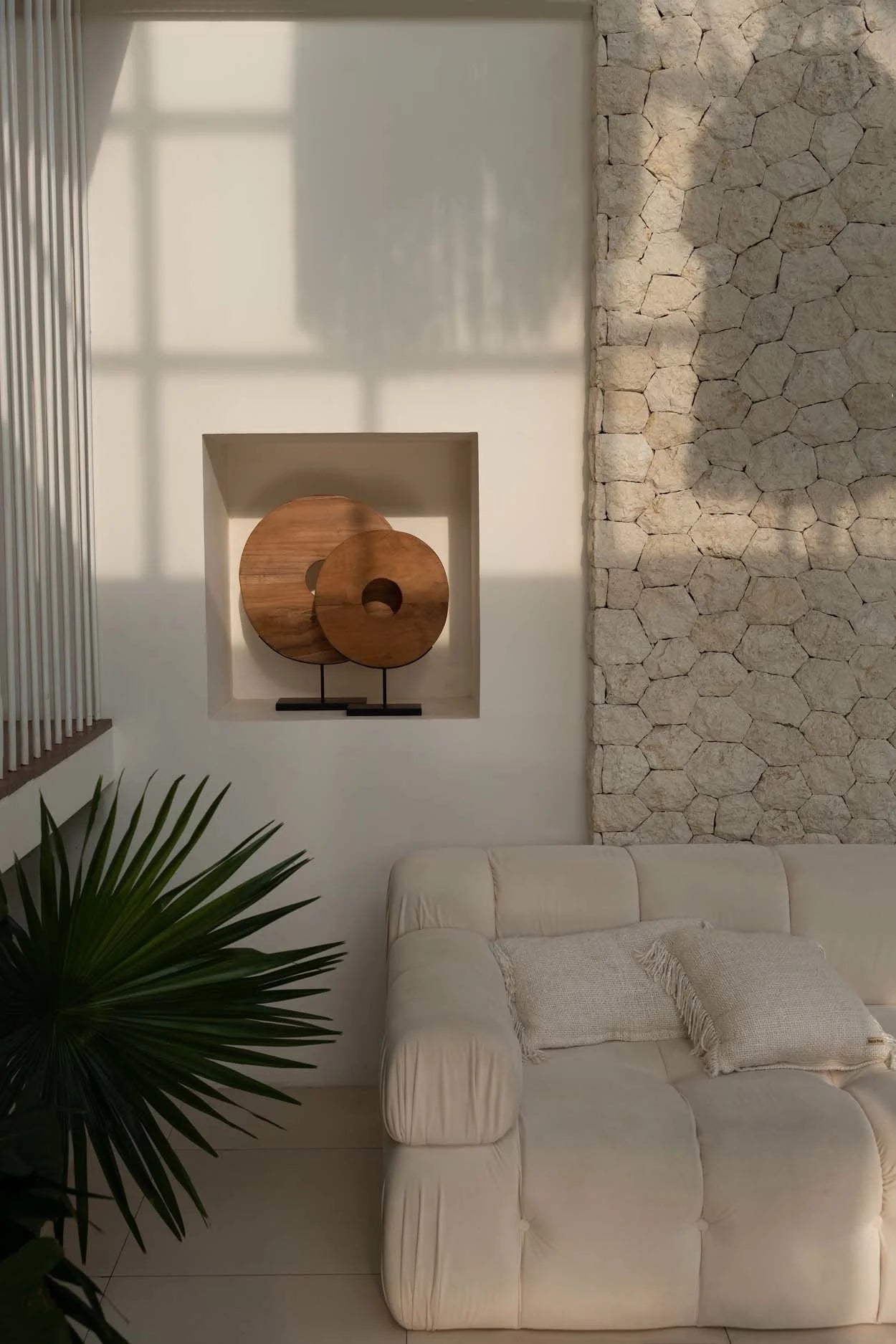 Canapé modulable en tissu blanc avec coussins moelleux, décoration naturelle en teck