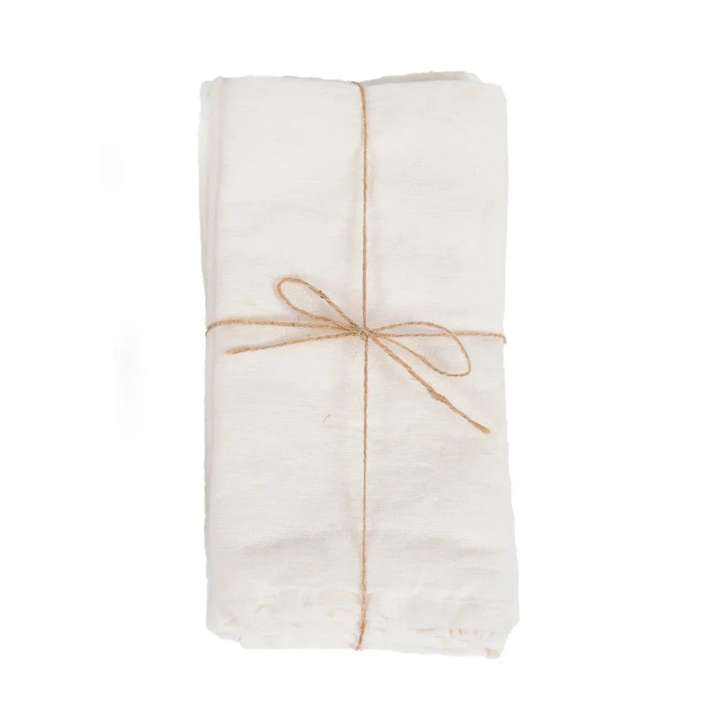 Tissu blanc plié et attaché avec de la ficelle.