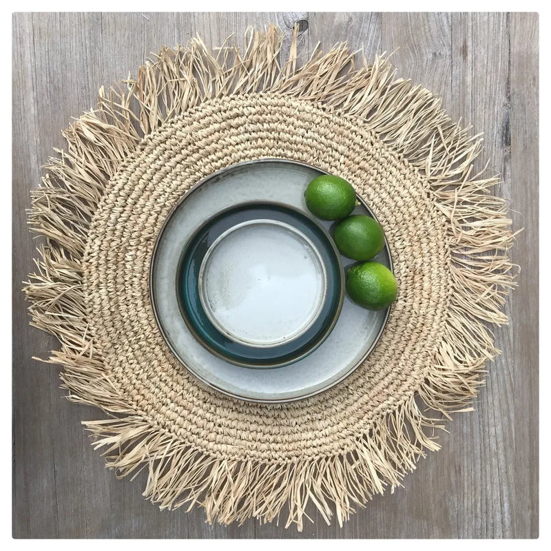Set de table rond en raphia à franges naturel avec assiettes et limes