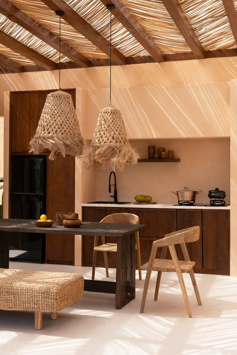 Suspension en abaca forme méduse naturelle dans une cuisine bohème chaleureuse