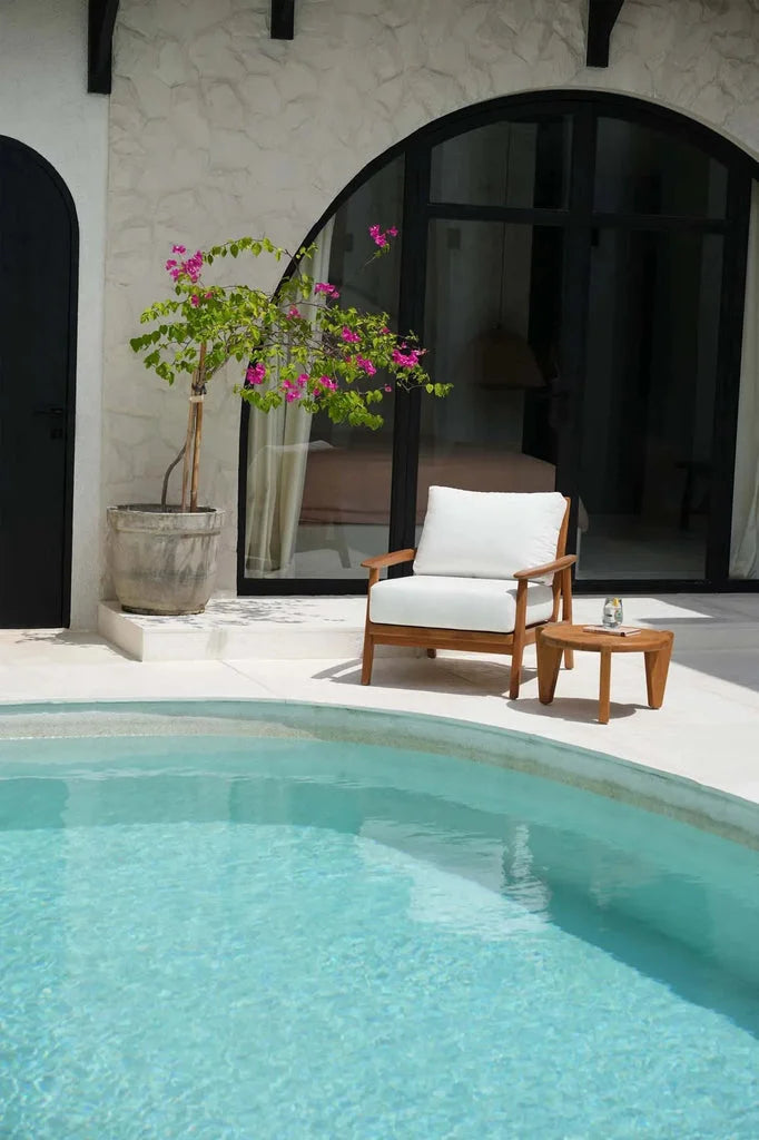 Chaise en bois avec coussins blancs pour La table basse Seseh M Extérieure