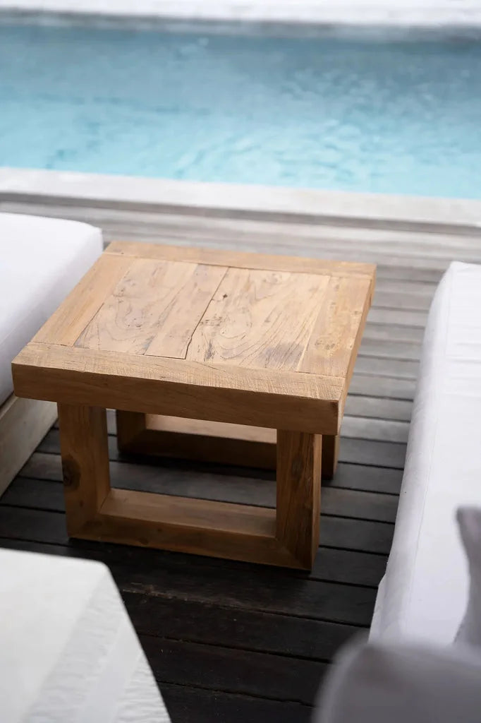 Table d’appoint en teck récupéré de style carré, finition naturelle et écologique
