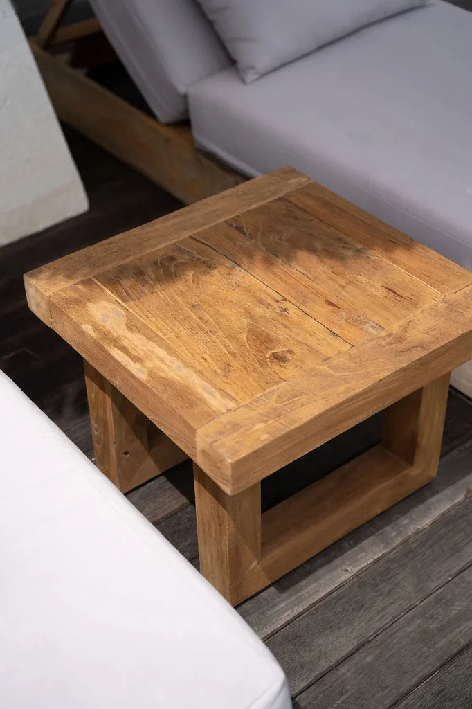 Table d’appoint en teck récupéré de forme carrée, finition naturelle