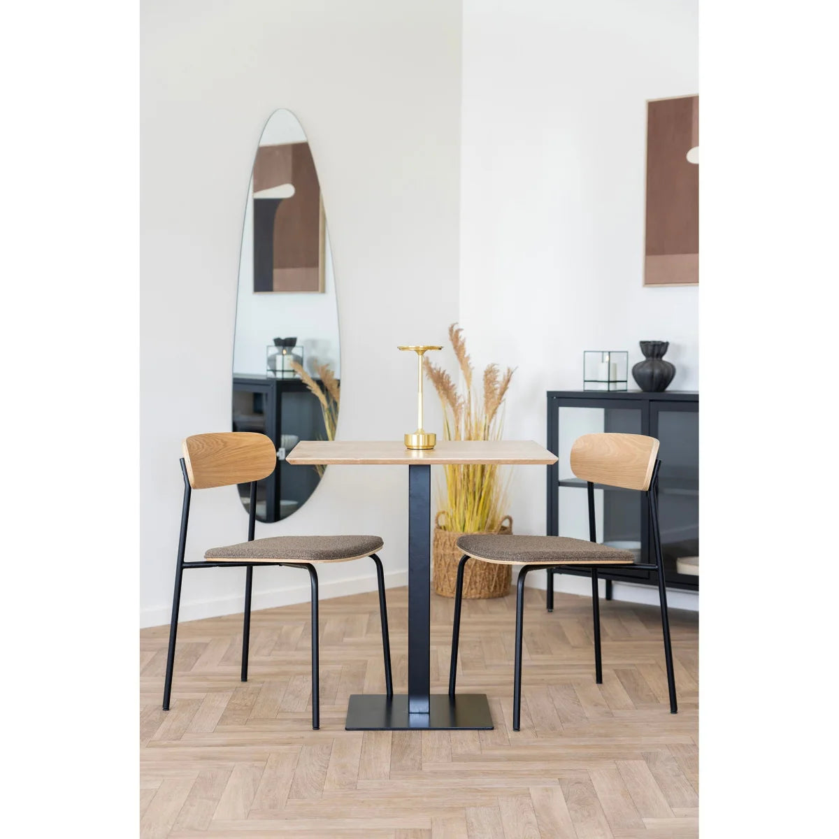 Table haute carrée en bois naturel et métal noir avec deux chaises pour salon