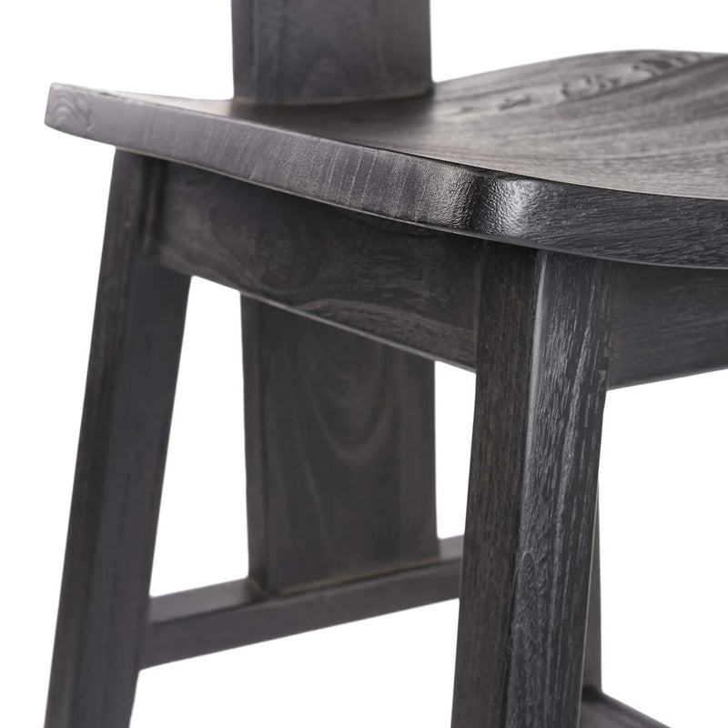 Détail d’une chaise en bois noir foncé pour Tabouret de bar 109 cm élégant