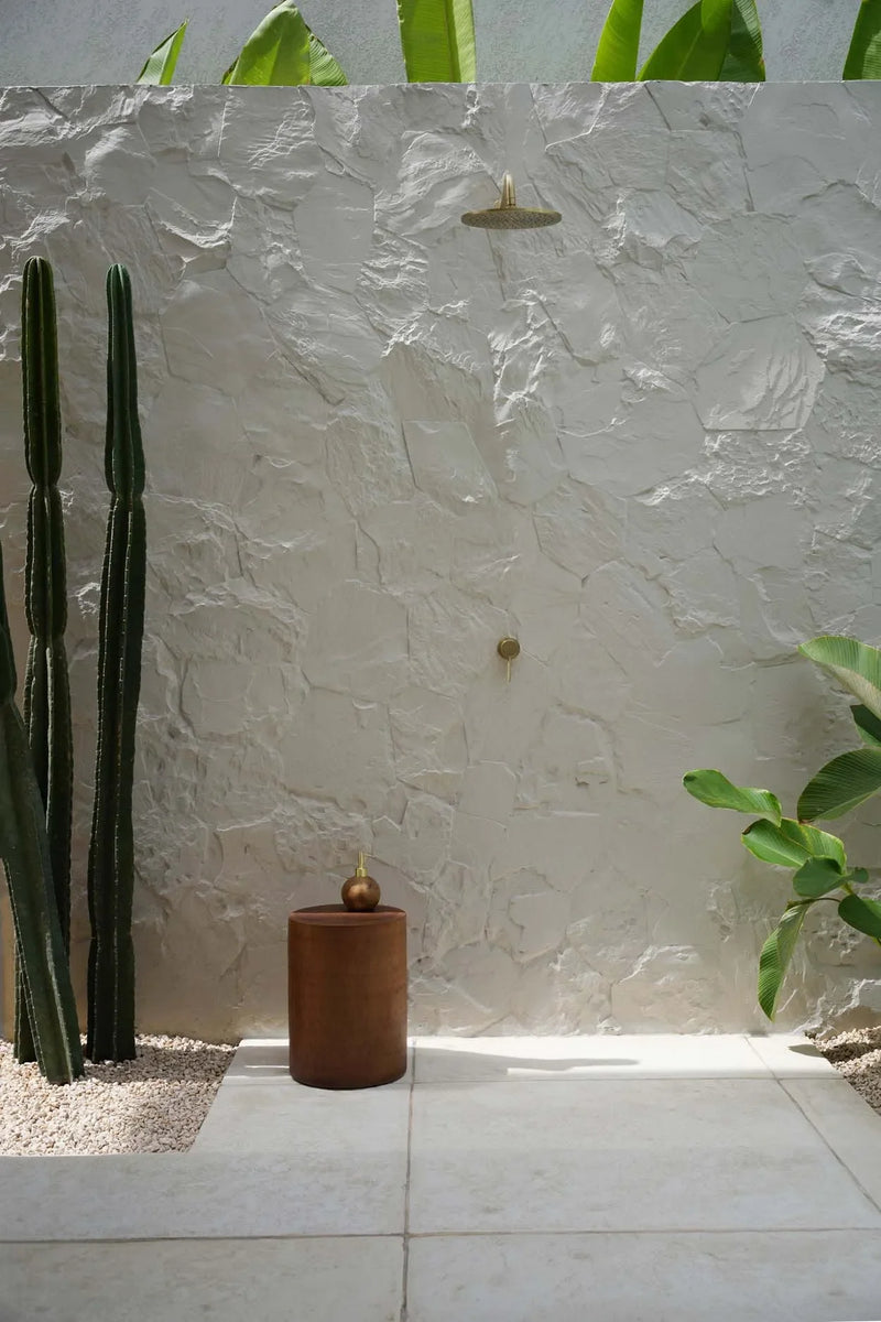 Douche extérieure avec mur texturé et tabouret en bois massif de Mungur 40 cm naturel