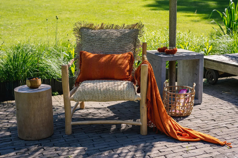 Chaise extérieure rustique en bois massif avec touches orange, modèle Mungur 40 cm