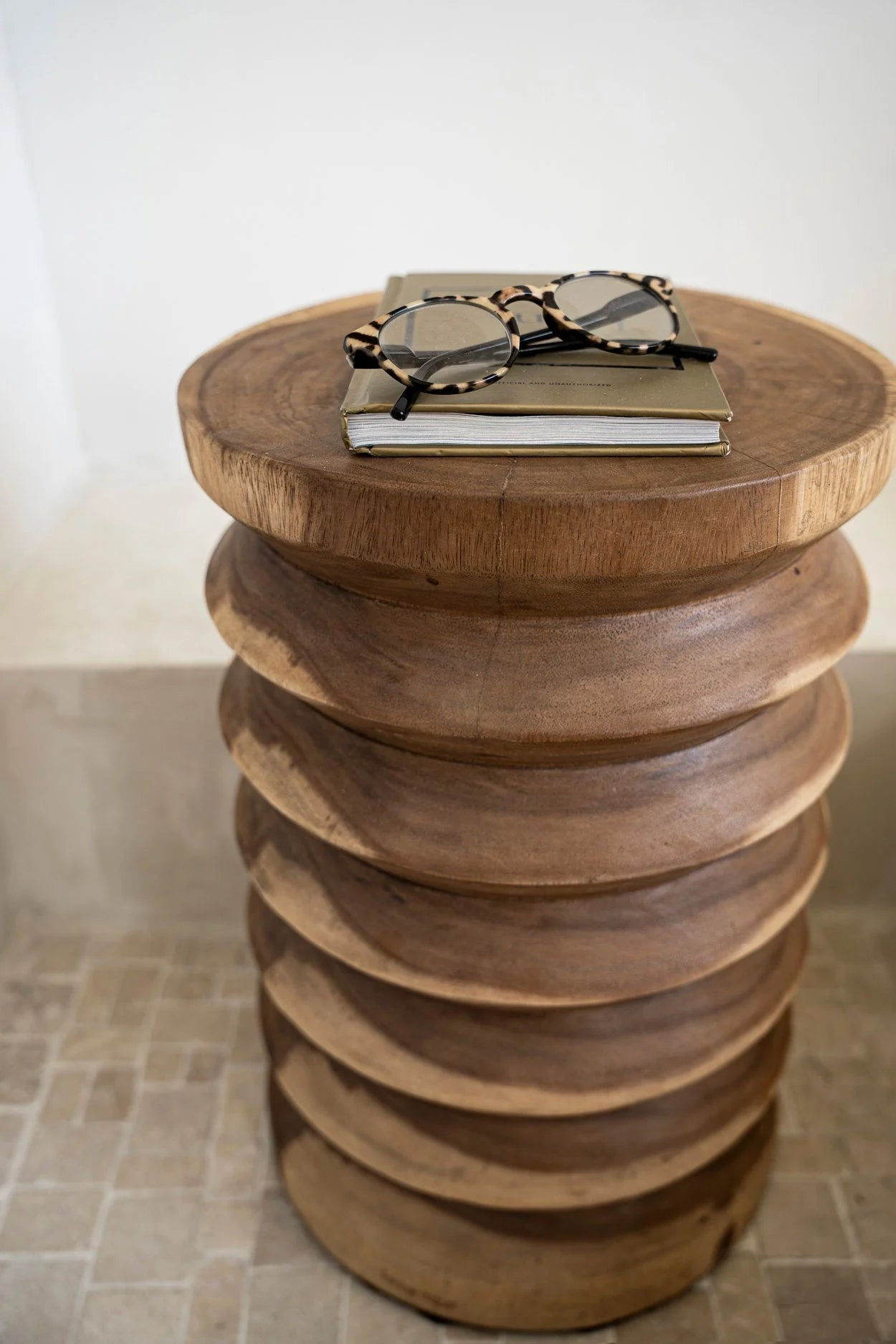 Table d’appoint en bois massif de Suar naturel avec livres et lunettes de lecture