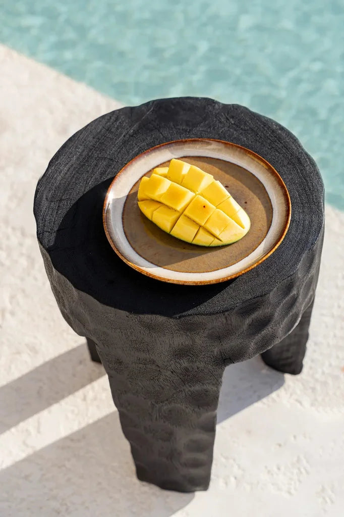 Diced mango on a plate from Le Tabouret Paramo Noir, élégant et coloré