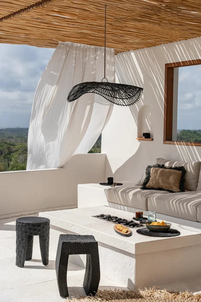Tabouret Paramo Noir dans un espace extérieur élégant et moderne