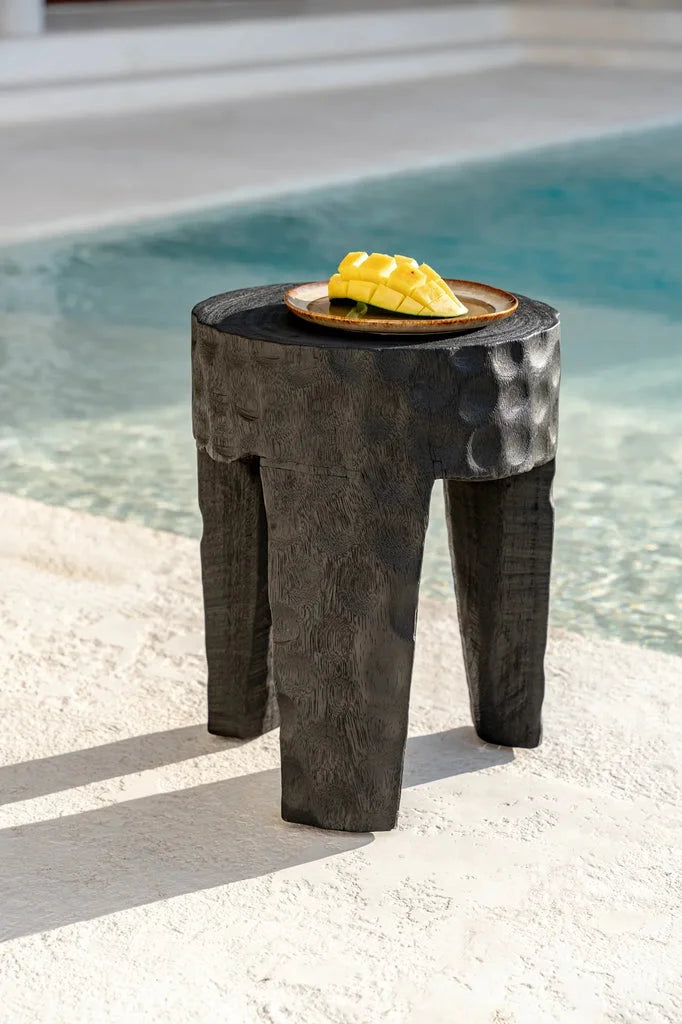 Tabouret Paramo Noir en bois sculpté avec des tranches de mangue pour décoration