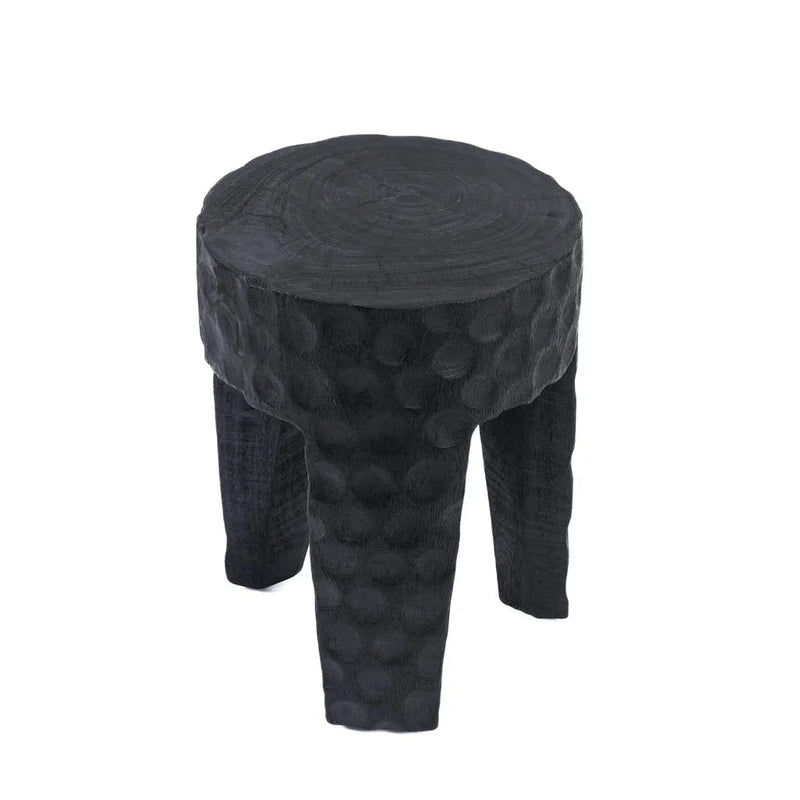 Tabouret Paramo Noir en bois noir texturé à trois pieds pour une déco élégante