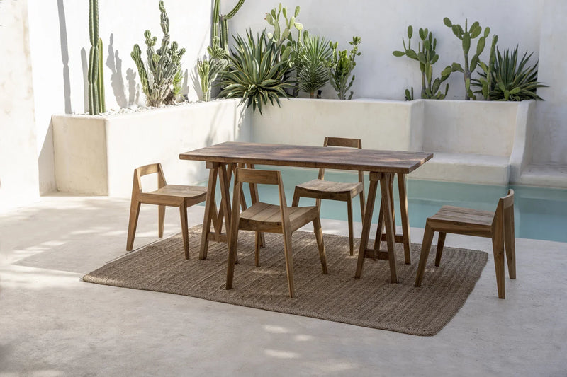 Set de salle à manger en bois sur tapis en jonc de mer naturel 200x300 cm