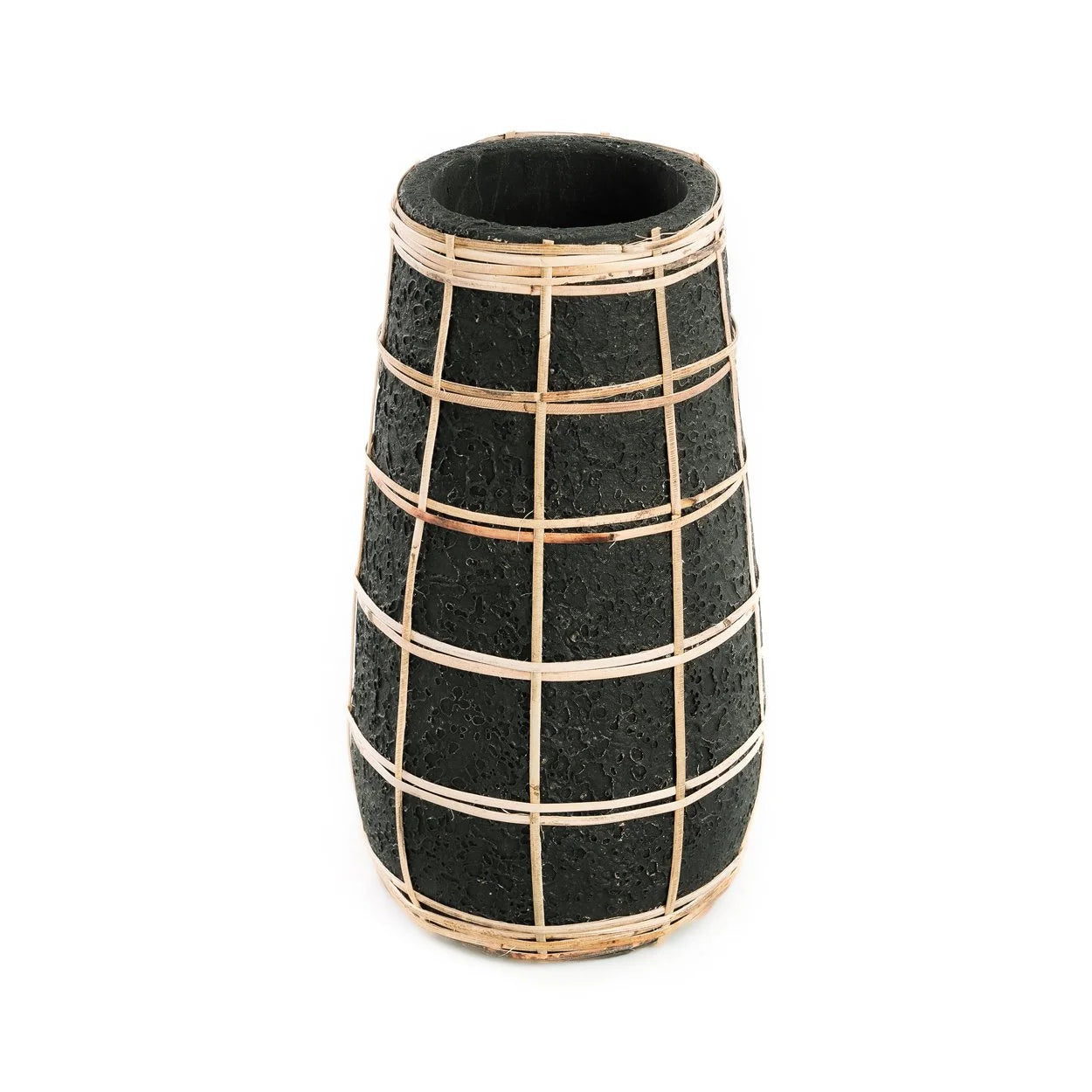 Vase cylindrique en terre cuite noire et rotin tressé avec une texture noire distincte