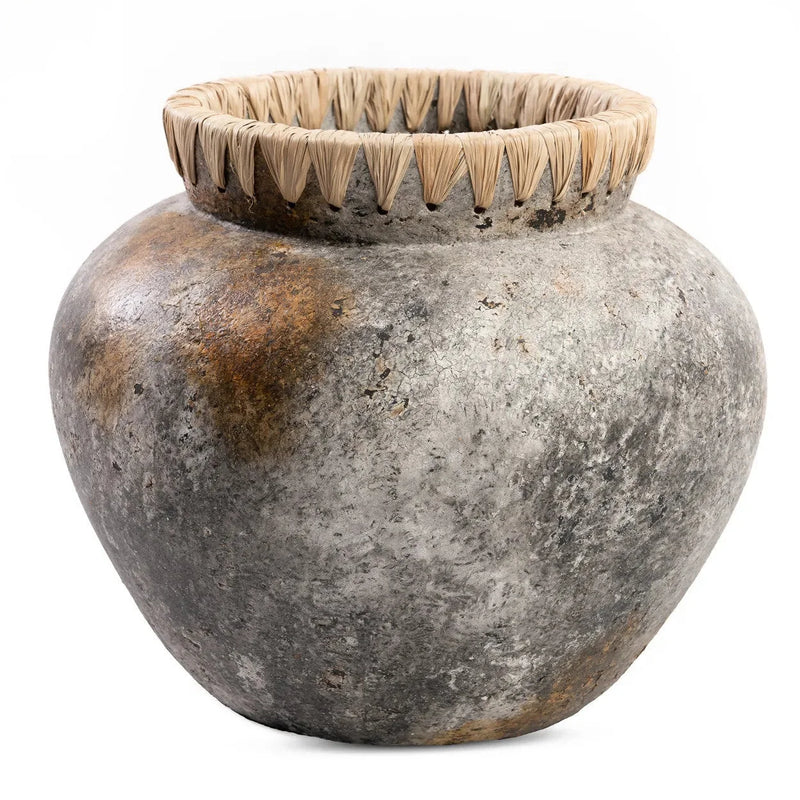 Vase décoratif en terracotta grisée et raphia tressé – H27 cm