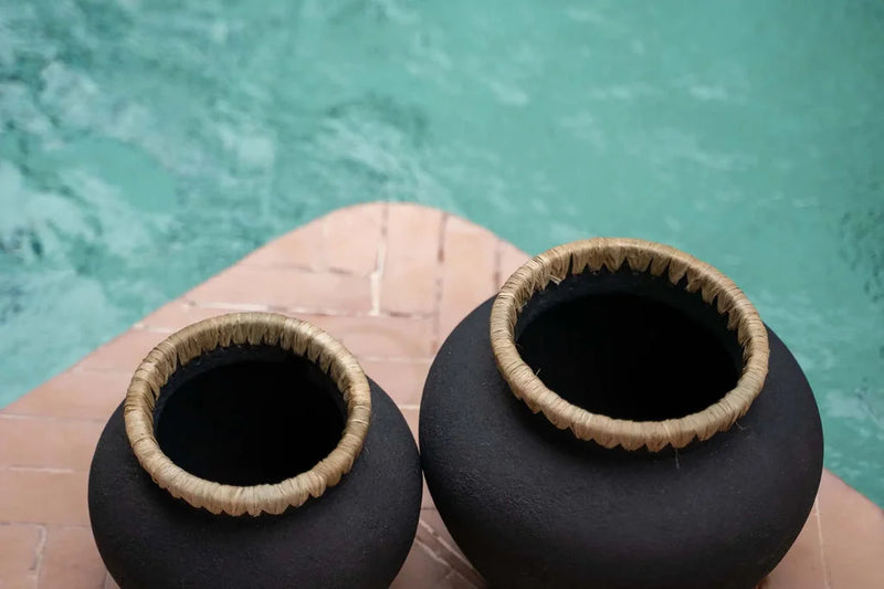 Deux pots en argile noirs avec bords tressés pour décoration intérieure