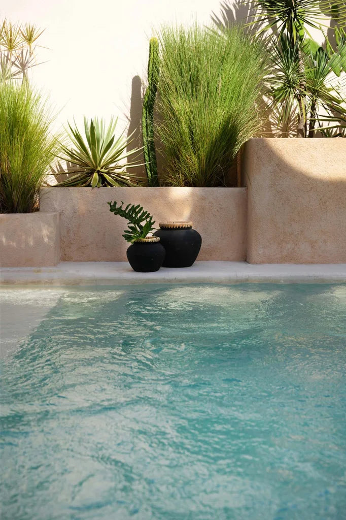 Deux pots décoratifs noirs pour décoration intérieure Le Vase Styly Noir Naturel L