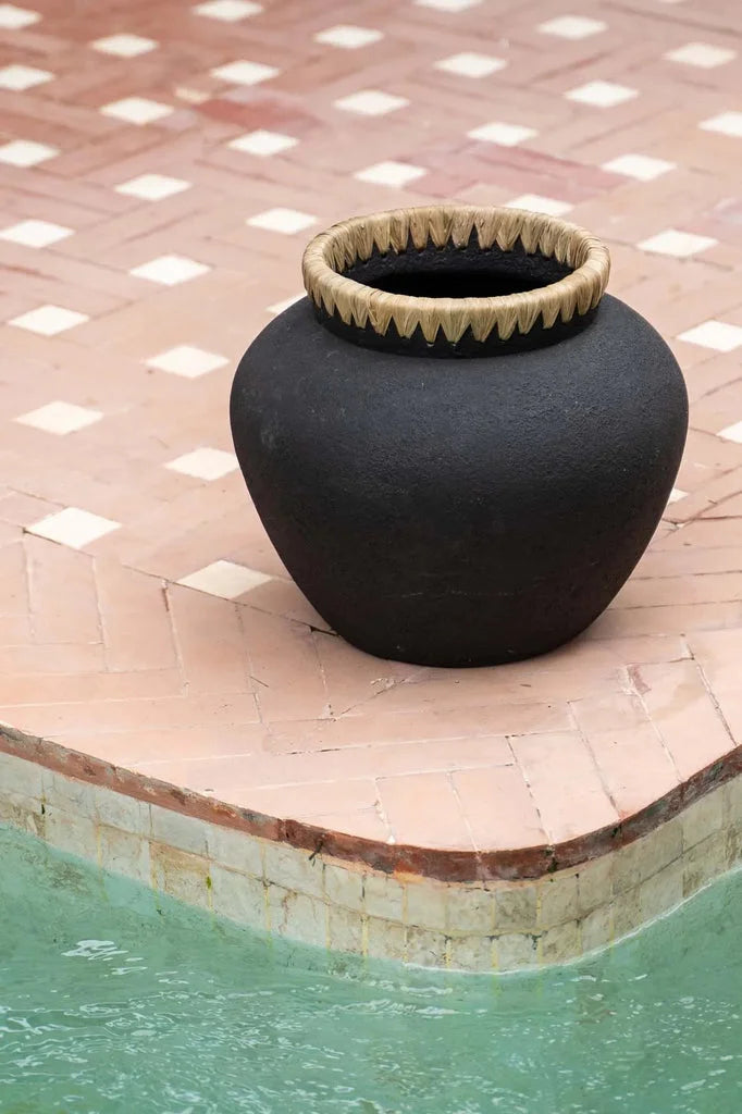 Pot noir avec bordure décorative, Le Vase Styly Noir Naturel L