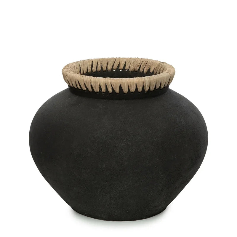 Vase Styly Noir Naturel en pot noir avec rebord tressé, décoration élégante