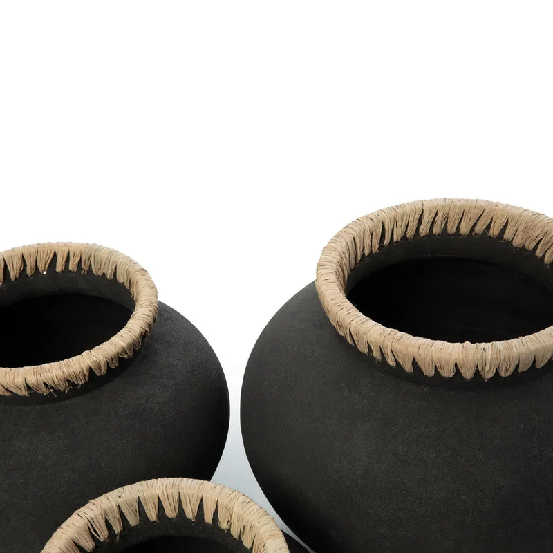 Vases en poterie noire avec bords tissés, Le vase Styly Noir Naturel L
