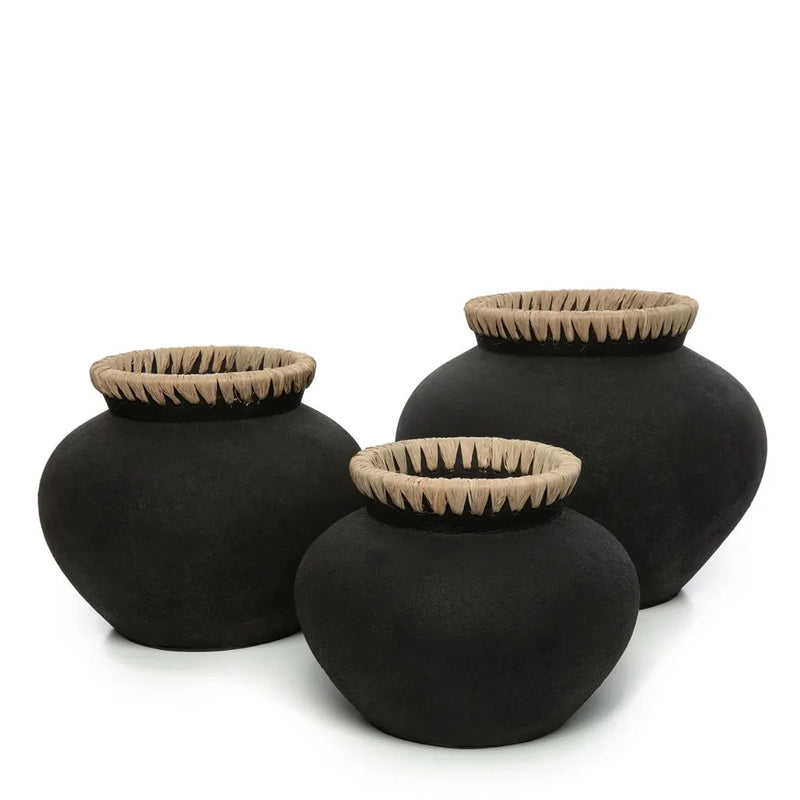 Trois pots en céramique noire avec rebords texturés dans le vase Le Styly Noir Naturel L