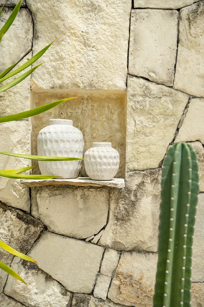 Deux vases en béton texturé blanc pour la décoration moderne Le Vase Tendance S