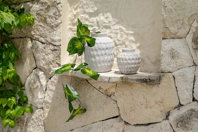 Deux vases texturés blancs dans le produit Le vase tendance Béton S