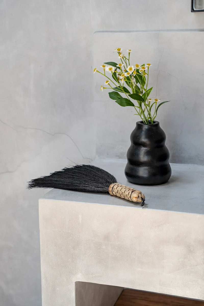 Vase en terre cuite noir fait main 13 cm x 6 cm