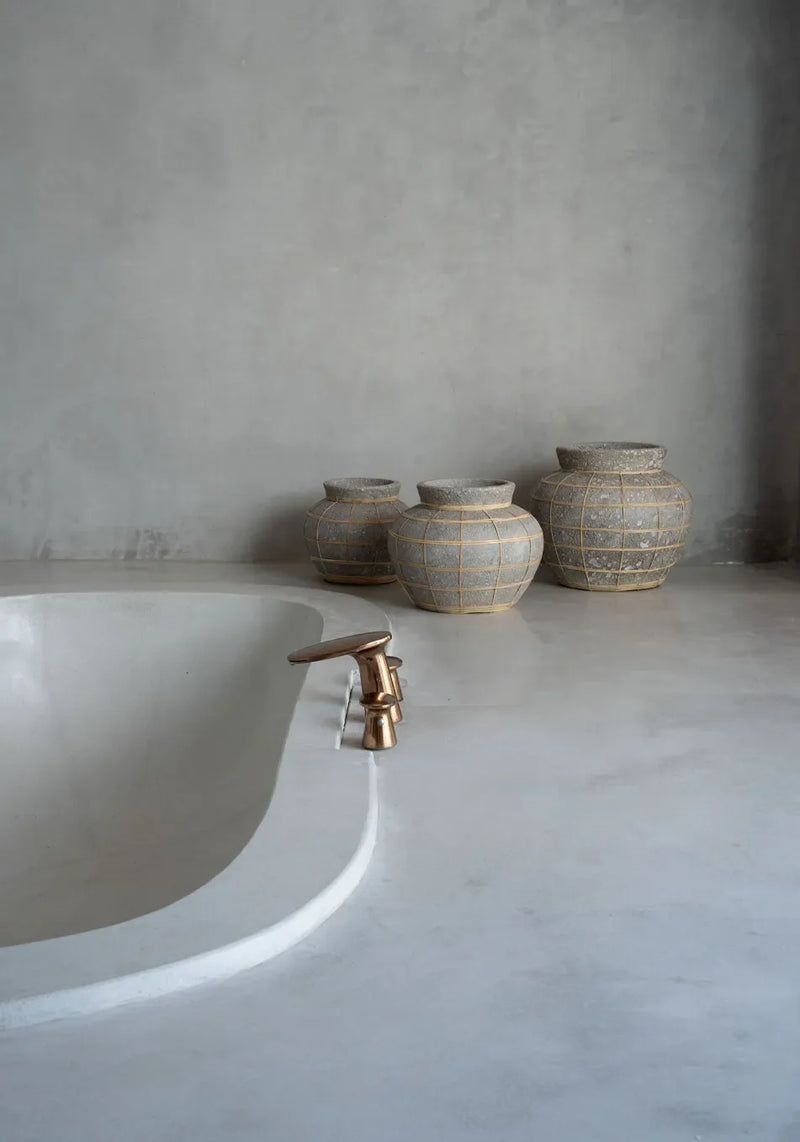 Vasque en terre cuite et rotin 25 cm avec baignoire et vases décoratifs naturels