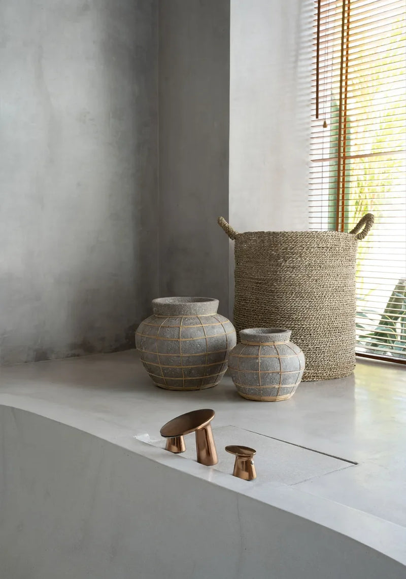 Vase en terre cuite et rotin 25 cm avec vases décoratifs à tons neutres et panier en osier