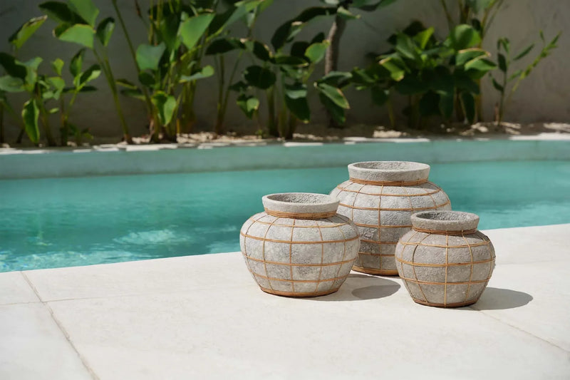 Trois vases en terre cuite et rotin avec motif en grille, décoration naturelle et texturée