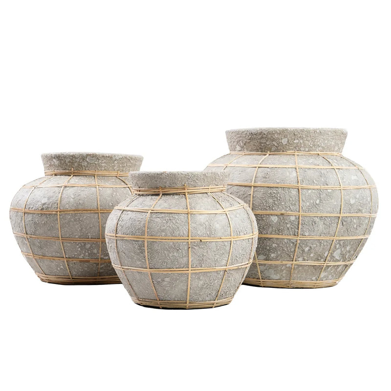 Vases en terre cuite et rotin gris et texturés avec grille en bambou, 25 cm, naturel