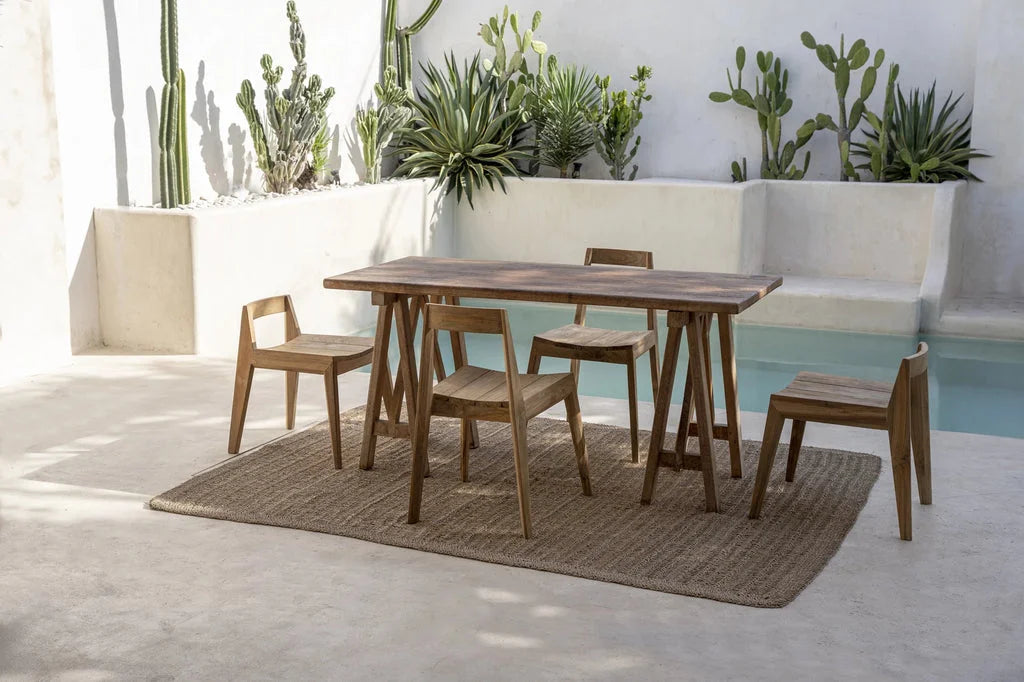 Chaises en bois autour d'une table en bois