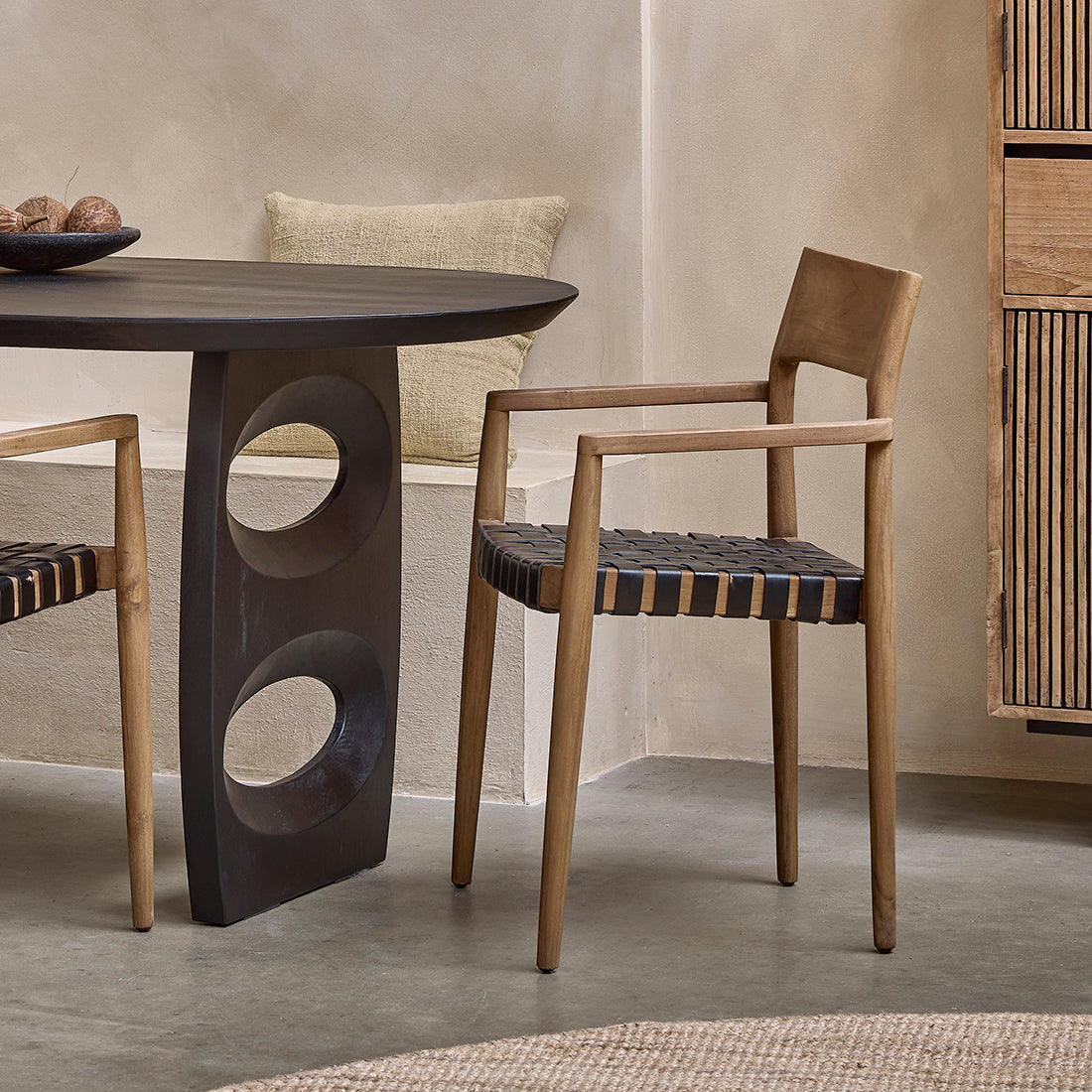          Quelles chaises avec table en bois foncé : idées déco