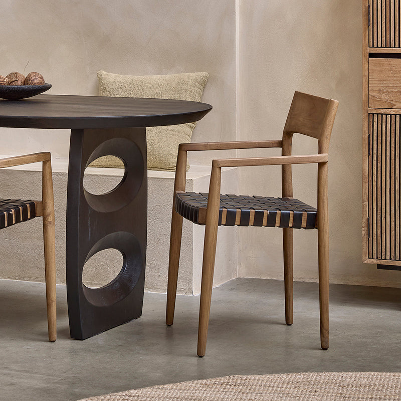 Quelles chaises avec table en bois foncé ?