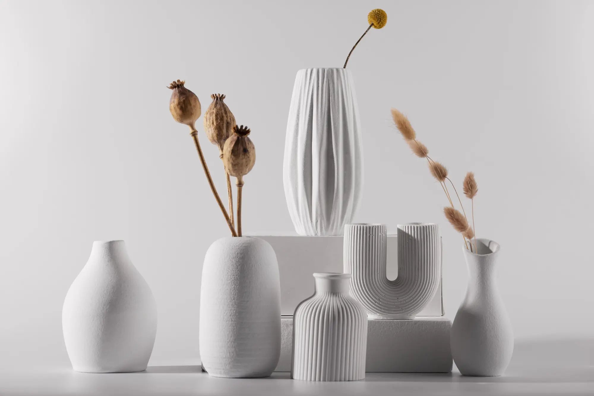 Vases en céramiques blancs