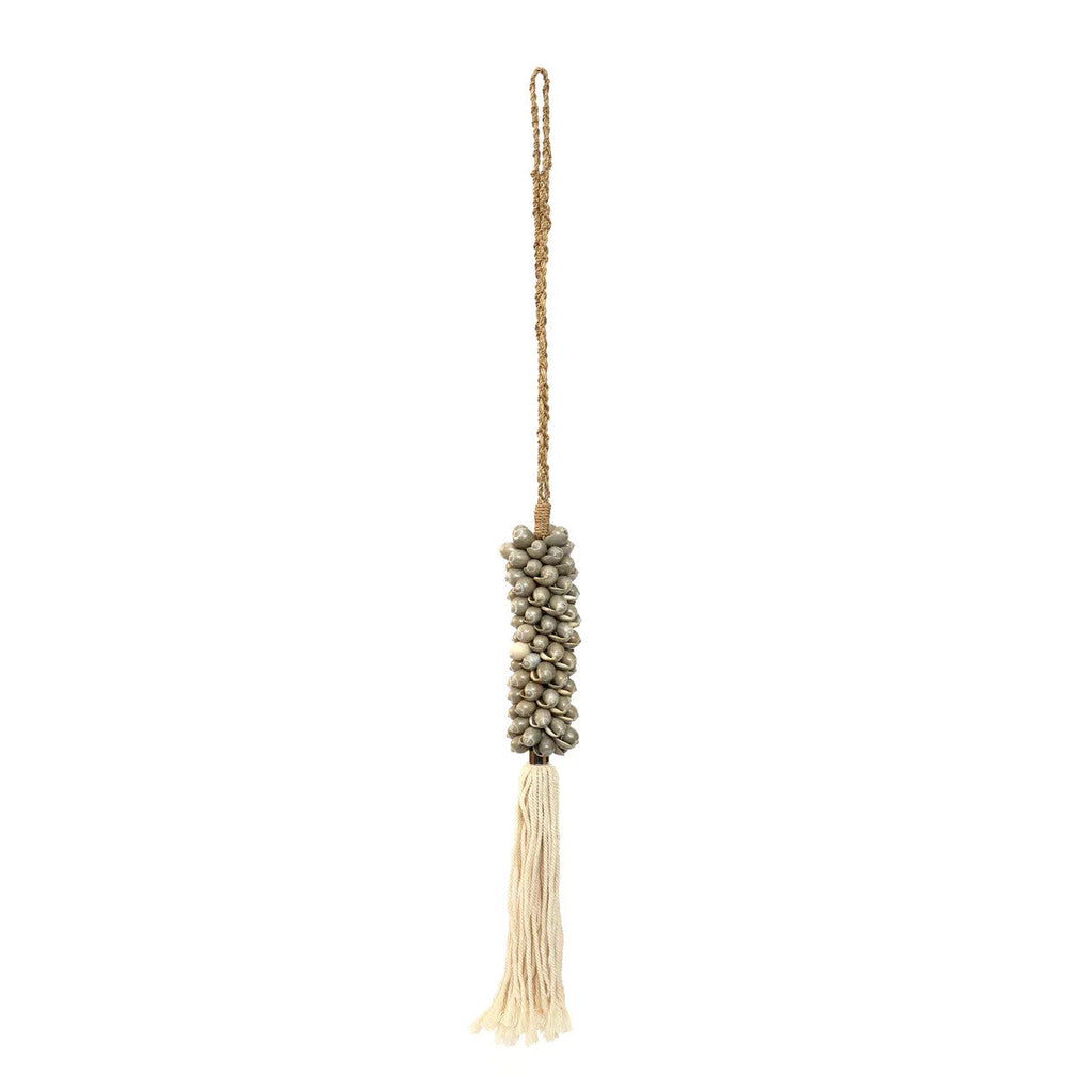 Pompon mural en coquillages et coton gris perle
