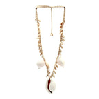 Collier décoratif coquillages cauris blancs en corde tressée suspendue