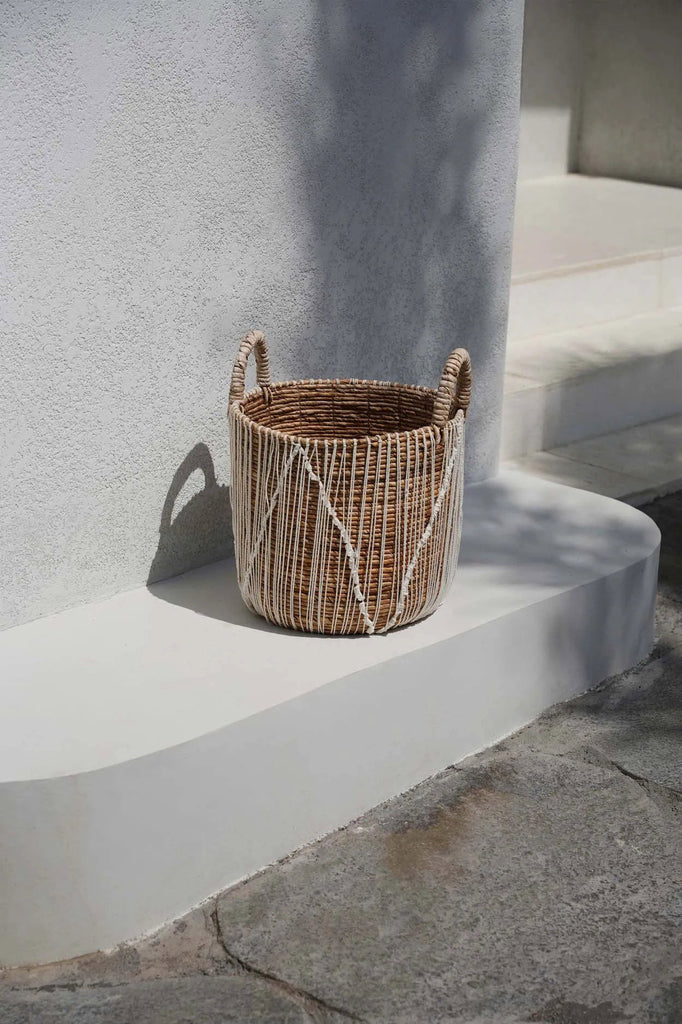 Panier en seagrass tressé naturel avec lacets blancs et anses – Ø40 cm