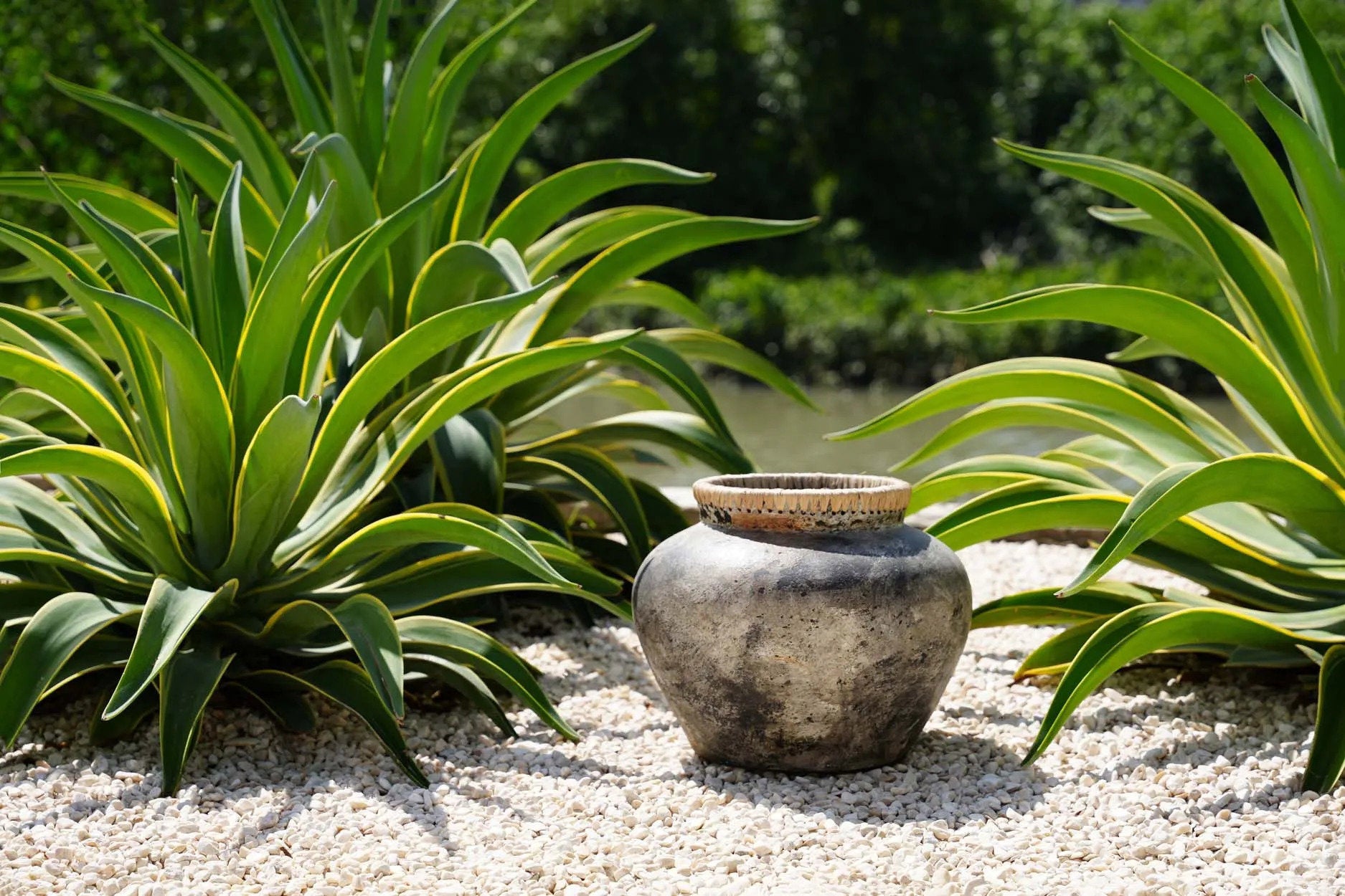 Vase décoratif en terre cuite grisée col tressé en raphia – H23 cm
