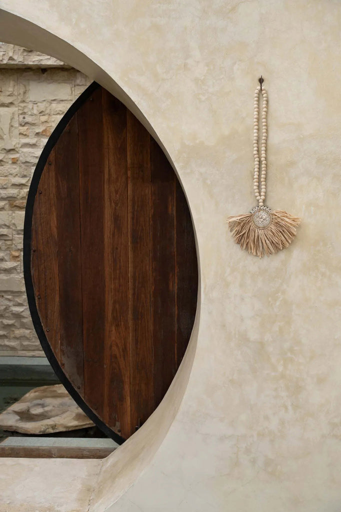 Pompon décoratif en raphia naturel avec coquillages et perles en bois