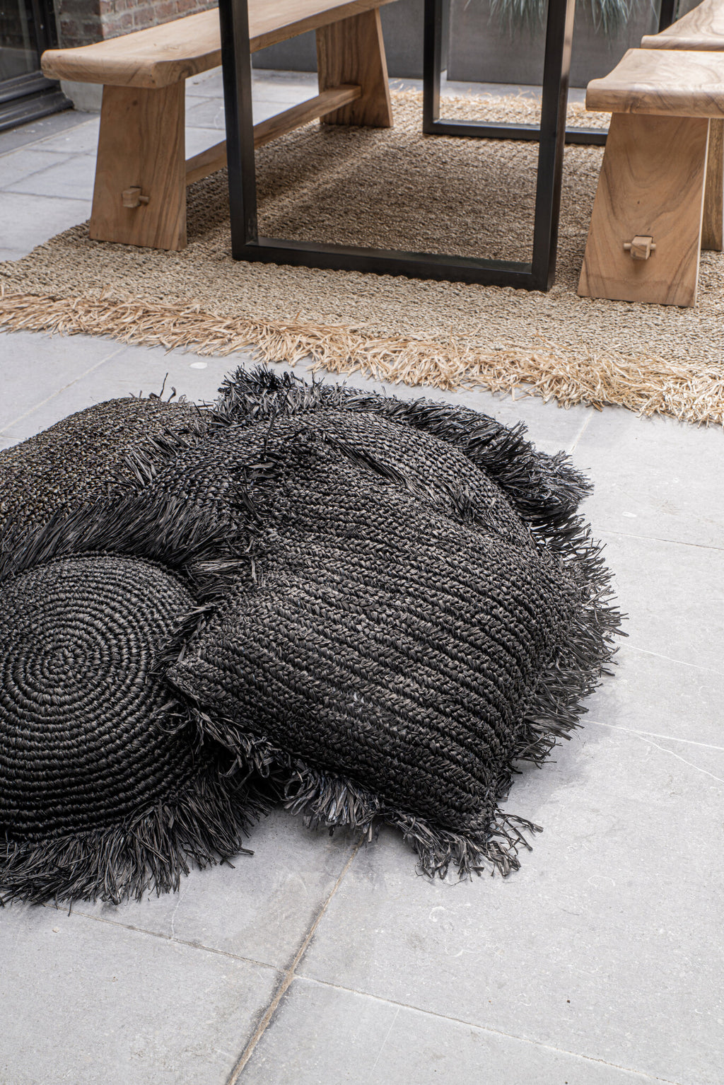 Coussin rond noir en raphia tressé avec franges déco – Ø60 cm
