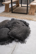 Coussin rond noir en raphia tressé avec franges déco – Ø60 cm