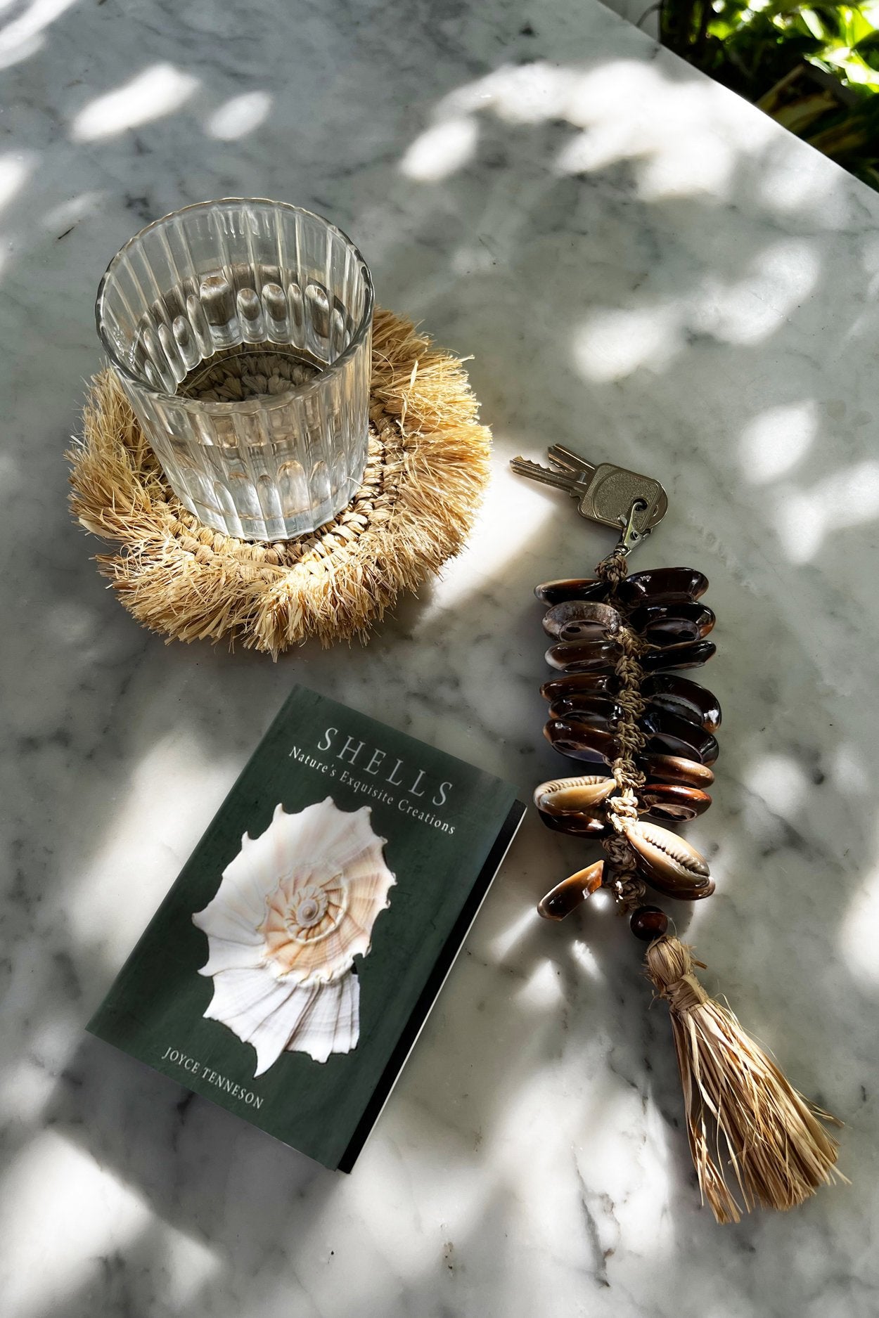 Porte-clés en coquillages cauris et raphia naturel brun caramel