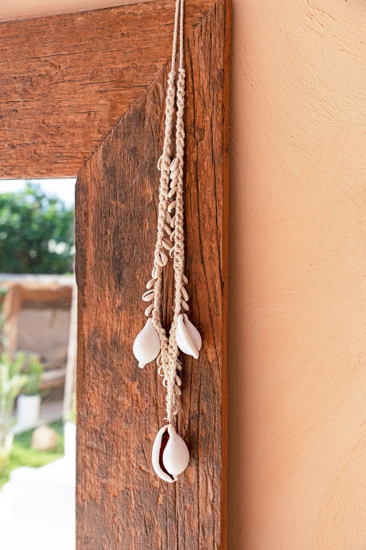 Collier décoratif coquillages cauris blancs en corde tressée suspendue