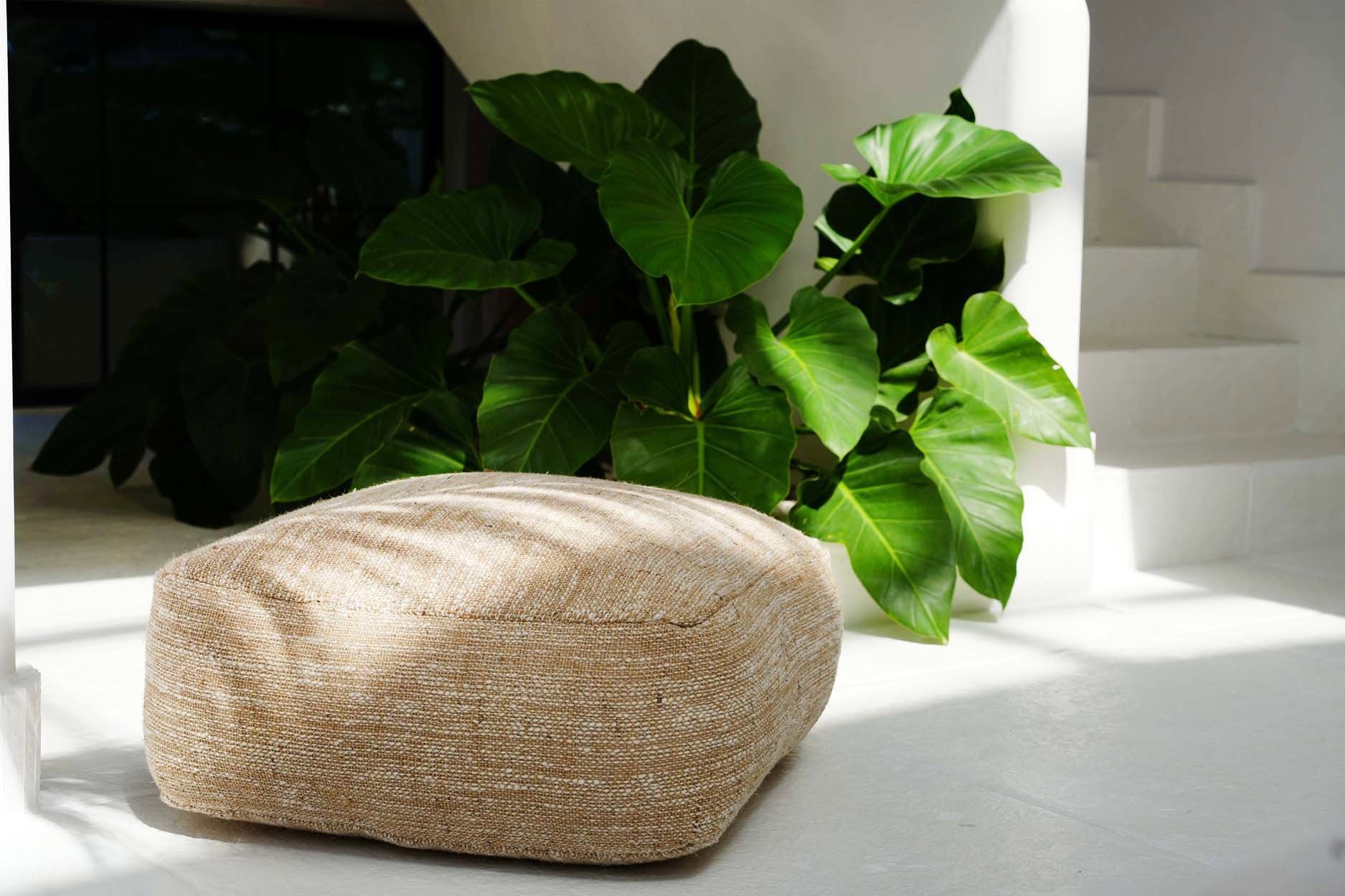 Pouf de sol carré en coton tissé beige sable coutures visibles – 60x60 cm