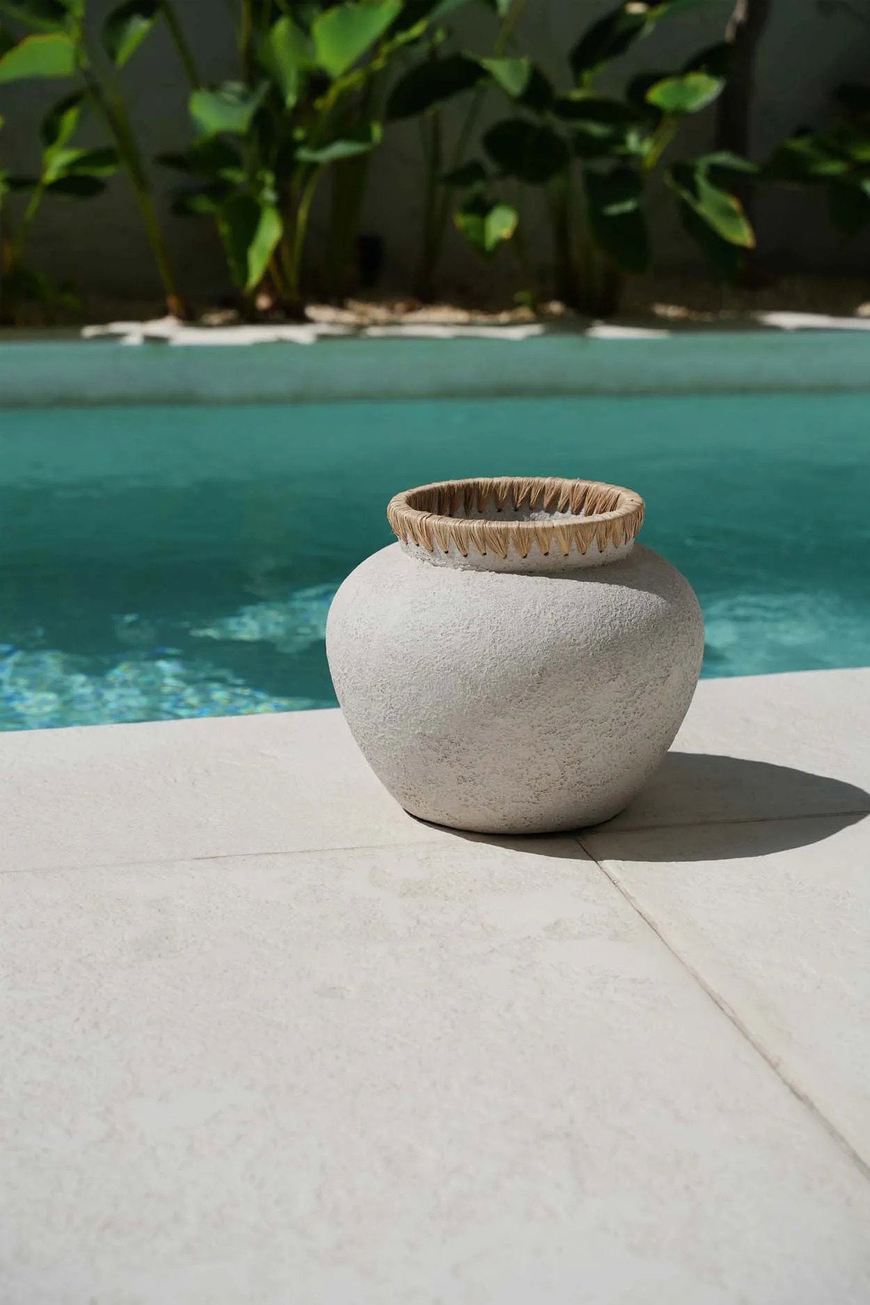 Vase rond en terre cuite finition pierre col en raphia beige naturel – H27 cm