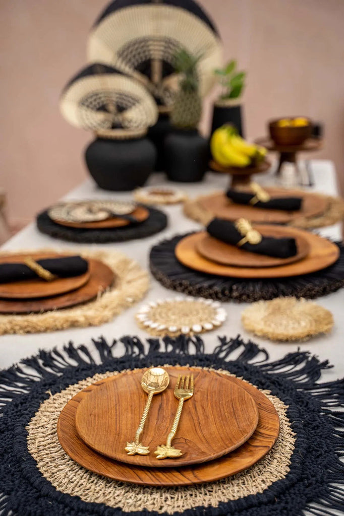 Assiette ronde en teck massif finition lisse veinée aspect artisanal – Ø30 cm