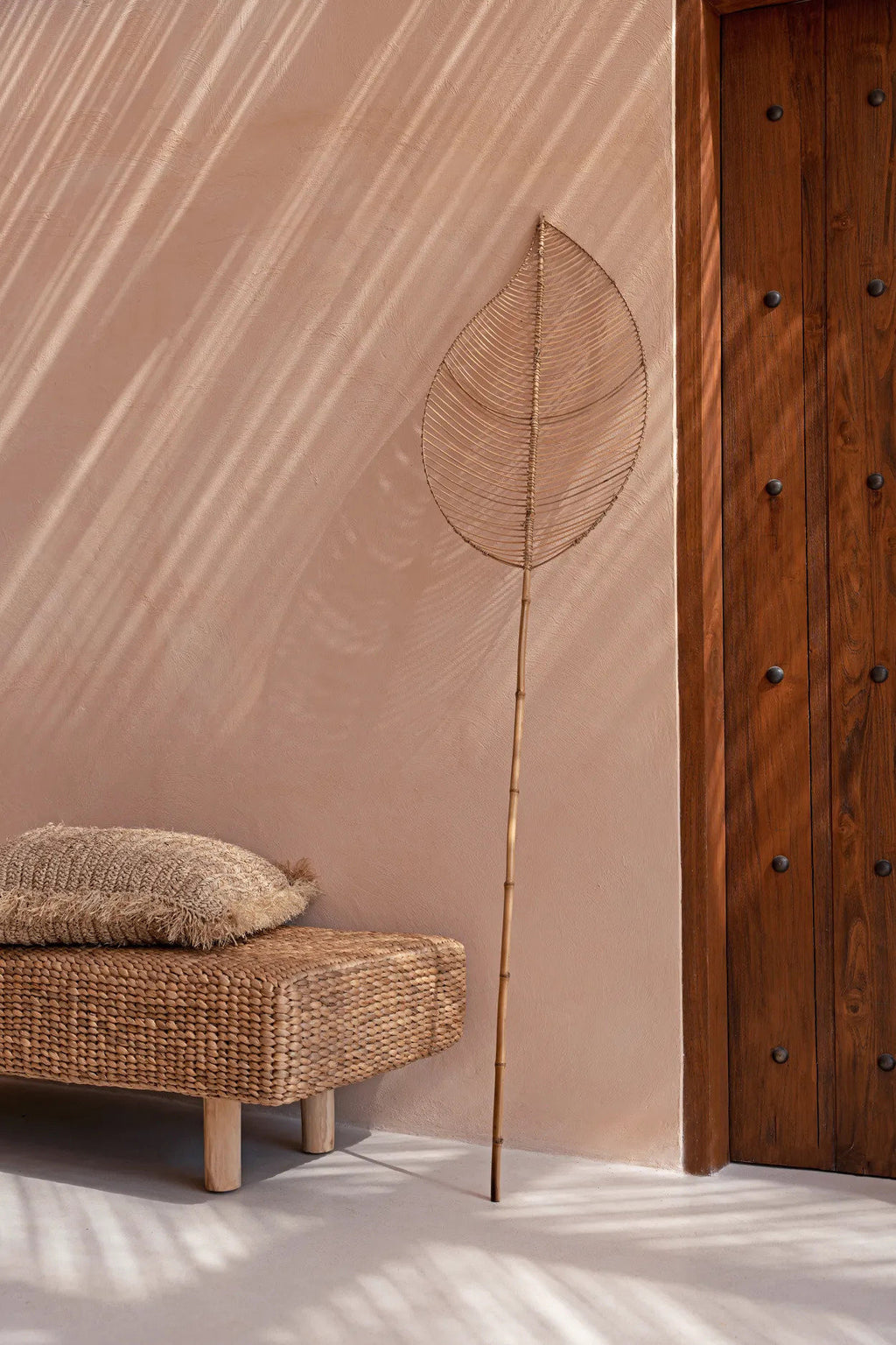 Feuille décorative rotin ajourée sur tige bambou couleur naturelle – H120 cm